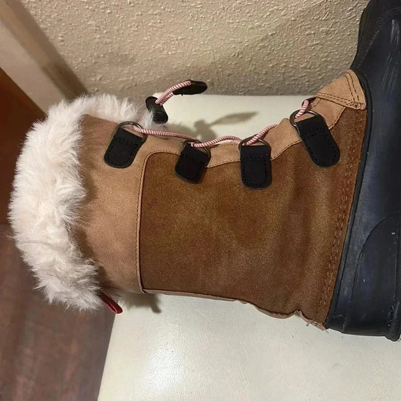 Cat and Jack fur lined snow boots size 2 - Picture 7 of 9